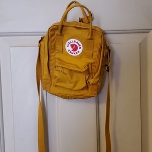 Mustard yello fjällräven kånken sling bag